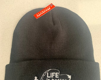 La vida es mejor cuando pescas con este gorro bordado. El regalo perfecto, especialmente para Navidad.