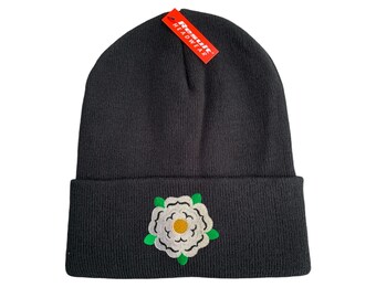 Gorro negro bordado con la Rosa de Yorkshire. El regalo perfecto para quienes aman el condado de Dios.