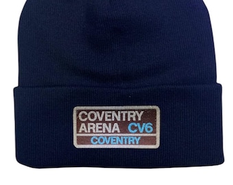 Gorro del Coventry Arena. Bordado con los colores del equipo, blanco y azul cielo. El regalo perfecto para los aficionados al fútbol.