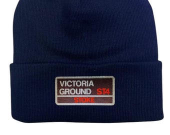 Gorro Stoke Victoria Ground. Bordado con los colores del equipo, blanco y rojo. Regalo perfecto para cualquier aficionado al fútbol. Inspirado en el campo de fútbol.