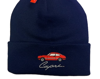 Logotipo bordado inspirado en el icónico automóvil Capri en un gorro negro. Auto retro de los años 70 y 80.