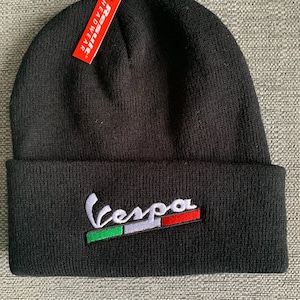 Bonnet noir avec logo emblématique de Vespa Italy. Mod, soul nordique, scooter