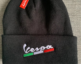 Gorro negro con el icónico logo de Vespa Italia. Estilo mod, alma norteña, scooter.