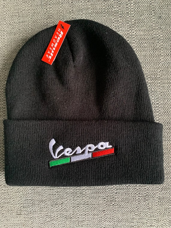 Bonnet noir avec logo emblématique de Vespa Italy. Mod, soul