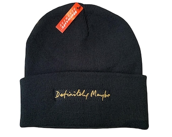 "Definitivamente Tal vez", bordado en un gorro negro. Inspirado en un oasis icónico. Música de Manchester, rock, indie, años 90, influencia de Liam, Noel y Heaton Park.