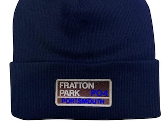 Gorro de lana Fratton Park de Portsmouth. Bordado con los colores del equipo, blanco y azul. Regalo perfecto para los fanáticos del fútbol. Inspirado en el campo de fútbol.