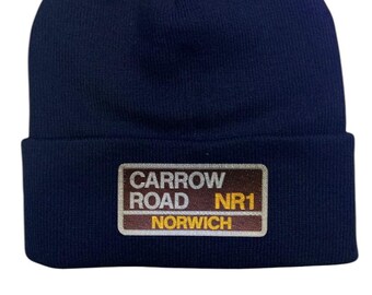 Gorro de Norwich Carrow Road. Bordado con los colores del equipo, blanco y amarillo. Regalo perfecto para un aficionado al fútbol. Inspirado en el campo de fútbol.