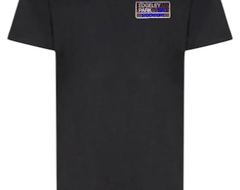 Camiseta del Stockport Edgeley Park. Bordada con los colores del equipo, azul y blanco. Regalo perfecto para los aficionados del County. Tallas: M, L y XL.