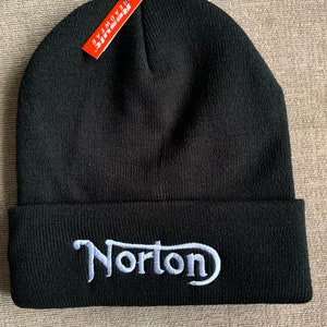 Berretto nero con l'iconico logo delle biciclette Norton.
