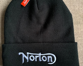 Gorro negro con el icónico logotipo de Norton Bikes.