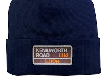 Gorro de Luton Kenilworth Road. Bordado con los colores del equipo, blanco y amarillo. Regalo perfecto para un aficionado al fútbol. Inspirado en el campo de fútbol.
