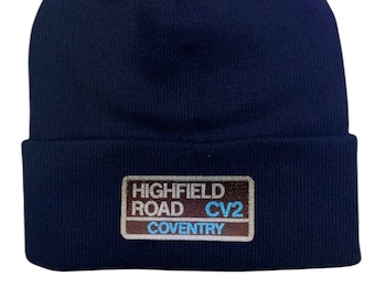 Gorro de Coventry Highfield Road. Bordado con los colores del equipo, blanco y amarillo. Regalo perfecto para un aficionado al fútbol. Inspirado en el campo de fútbol.