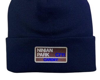 Gorro Ninian Park del Cardiff City. Bordado con los colores del equipo, blanco y azul. Regalo perfecto para un aficionado al fútbol. Inspirado en el campo de fútbol.