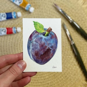 Plum ACEO Painting Original - Dipinto di frutta in miniatura - Carte collezionabili di arte botanica - Piccola decorazione da parete viola - Opera d'arte da collezione