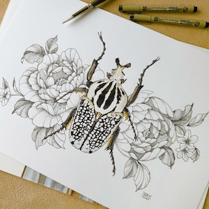 Puede incluir: Un dibujo en blanco y negro detallado de un escarabajo con detalles amarillos, sobre un fondo de flores blancas y negras. El escarabajo tiene rayas y puntos. Las flores son estilizadas y tienen un diseño delicado e intrincado.