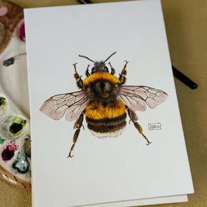 Watercolor bumblebee illustration – an original way to incorporate natural elements into your decor.