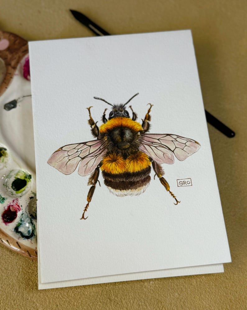 Watercolor bumblebee illustration – an original way to incorporate natural elements into your decor.