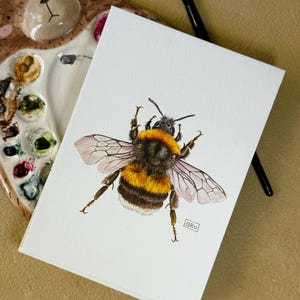 Hand-painted watercolor artwork featuring a bumblebee – a stylish and elegant addition to any space.
