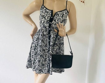Sukienka mini w kwiaty w stylu vintage z lat 90.: czarno-biała sukienka letnia