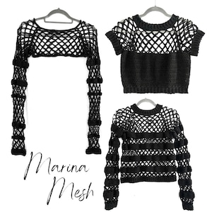 Könnte beinhalten: Drei schwarze Häkelkleidungsstücke mit der Aufschrift Marina Mesh. Eines ist ein Bolero mit langen Ärmeln und weitem Netzmuster. Ein weiteres ist ein bauchfreies Oberteil mit kurzen Ärmeln und festem Mittelteil. Das dritte ist ein Pullover mit langen Ärmeln.