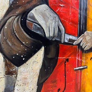 Puede incluir: Un primer plano de una pintura que representa a una persona tocando un violonchelo. El violonchelo est&aacute; pintado en tonos de rojo, naranja y amarillo, mientras que la mano de la persona est&aacute; pintada en blanco y negro. El fondo es un dise&ntilde;o texturizado y abstracto.