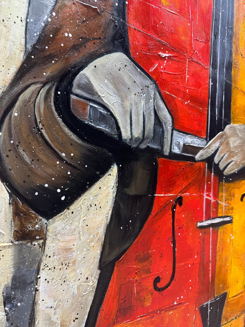 Puede incluir: Un primer plano de una pintura que representa a una persona tocando un violonchelo. El violonchelo est&aacute; pintado en tonos de rojo, naranja y amarillo, mientras que la mano de la persona est&aacute; pintada en blanco y negro. El fondo es un dise&ntilde;o texturizado y abstracto.