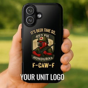 Może przedstawiać: Czarne etui na telefon z motywem wojskowym. Zawiera czerwona papugę z karabinem i tekst "IT'S BEER TIME SO... 452 FH HONDURAS F-CAW-F YOUR UNIT LOGO."
