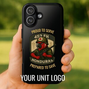 Może przedstawiać: Czarne etui na telefon z wojskowym emblematem przedstawiającym papugę w hełmie z karabinem. Emblemat zawiera tekst "PROUD TO SERVE 452 FH HONDURAS PREPARED TO SAVE" i "YOUR UNIT LOGO".