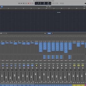 K&ouml;nnte beinhalten: Ein Screenshot einer digitalen Audio-Workstation (DAW)-Oberfl&auml;che. Die Oberfl&auml;che ist haupts&auml;chlich grau und blau, mit zahlreichen Schiebereglern, Tasten und Wellenformanzeigen. Der obere Bereich zeigt eine leere Spur, w&auml;hrend der untere Bereich eine Mischkonsole anzeigt.