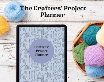 Könnte beinhalten: Ein digitales Tablet zeigt einen blauen und weißen Planer mit dem Text "Crafters' Project Planner" auf einer hellen Holzoberfläche mit Garnknäueln in einem Weidenkorb. Der Text "Dream, plan and create here" steht auf der linken Seite des Bildes.