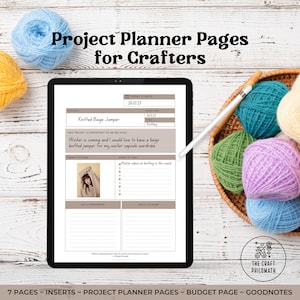 Puede incluir: Una tableta digital que muestra una página de planificación de proyectos para tejedoras. La página se titula "Knitted Beige Jumper" e incluye secciones para los detalles del proyecto, los pasos a seguir, los recursos y las habilidades que se deben aprender. La tableta está sobre una superficie de madera con ovillos de lana en una cesta.