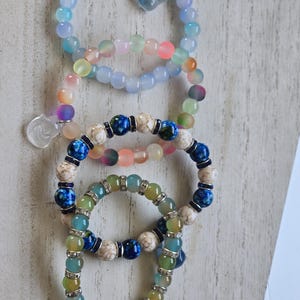 Puede incluir: Un letrero de madera rústica con el texto "Welcome to our home" en letras blancas. El letrero presenta un acabado envejecido y un diseño simple y acogedor, perfecto para la decoración de la entrada.