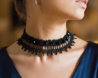 Svart lyxigt pärlhalsband • Handvävt halsband med seed beads • Elegant bandknytningssmycke • Kvällsaccessoar med statement-motiv