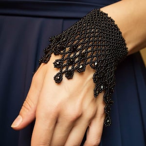 Svart pärlspetsarmband • Handvävda aftonsmycken • Elegant fransmanschett • Statement-accessoar med pärlor bild 1