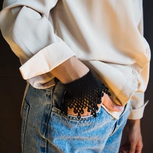 Svart pärlspetsarmband • Handvävda aftonsmycken • Elegant fransmanschett • Statement-accessoar med pärlor bild 6