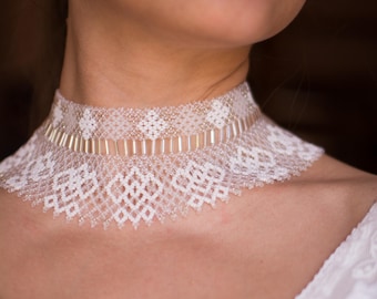 Vitt pärlhalsband i spets, handgjort brudhalsband