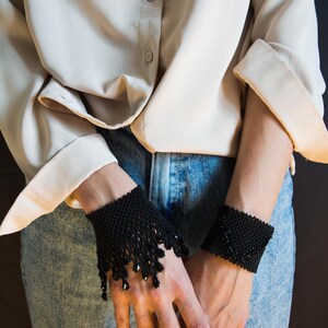 Svart pärlspetsarmband • Handvävda aftonsmycken • Elegant fransmanschett • Statement-accessoar med pärlor bild 5