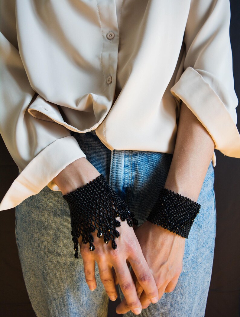 Svart pärlspetsarmband • Handvävda aftonsmycken • Elegant fransmanschett • Statement-accessoar med pärlor bild 5