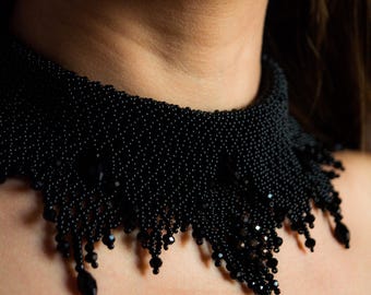 Halsband med svart pärlhalsband • Handvävd choker i glaspärlor