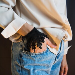 Svart pärlspetsarmband • Handvävda aftonsmycken • Elegant fransmanschett • Statement-accessoar med pärlor bild 2