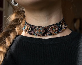 Pärlhalsband med choker, smycken med statement-motiv, ukrainskinspirerat pärlarbete, svart pärlhalsband, halsband i folkstil, handgjord gåva