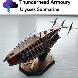 Könnte beinhalten: Ein detailliertes Modell des Ulysse-U-Boots aus der Thunderhead Armoury. Das U-Boot ist aus braunem Metall gefertigt und hat ein detailliertes Design. Es steht auf einem braunen Sockel mit einer goldenen Nummer Sieben.