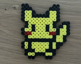 Regalo decorativo Pikachu termoadesivo su perline (midi).