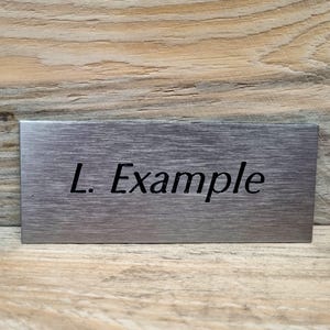 Placa de identificação de campainha gravada em alumínio com aspecto de aço inoxidável Presente para mudança / presente de inauguração em vários tamanhos.