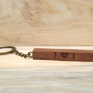 Llavero de madera grabado