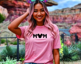 Ladies Disney T-shirt 'MUM / MOM' - ideal for your Disney 2026 trip, available in various colours.