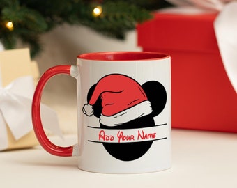 Gepersonaliseerde Mickey Mouse in een kerstmuts Nieuwigheid Kerstmok | Keuze uit beschikbare mokkleuren | Snelle verzending | Disney-cadeau