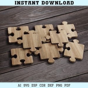 Puede incluir: Un conjunto de piezas de rompecabezas de madera dispuestas sobre una superficie de madera marrón. Las piezas tienen la forma de un rompecabezas y tienen una veta de madera natural.