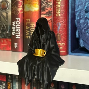 3D Gedruckte Kapuzen Figur Suriel mit Teetasse Buch Nook Bücherregal Dekor