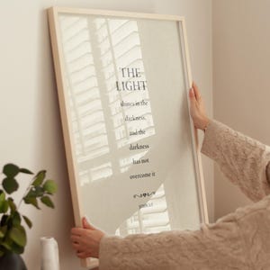 Stampa di Giovanni 1:5, La luce splende nelle tenebre, citazione del versetto biblico, arte murale religiosa - Stampa, cornice, tela o file digitale spediti